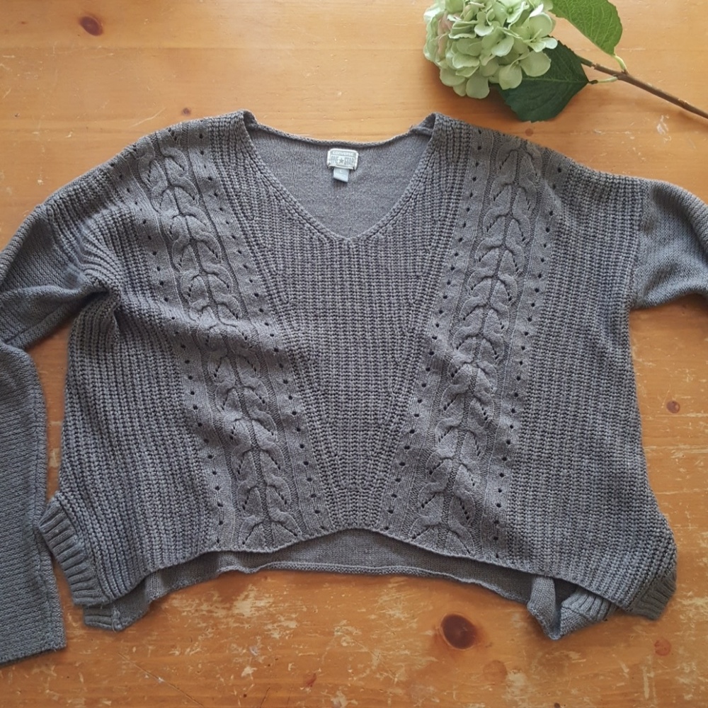 Converse cropped sweater. Soft and stylish.